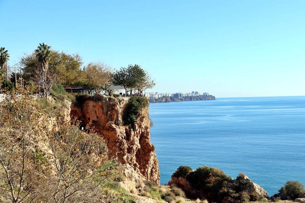 O kent iki mevsimi aynı anda yaşadı: Bir yanda kar, diğer yanda deniz keyfi! Dağ, tepe, sahil, deniz doldu taştı 18
